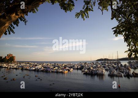 Foto scattata all'alba del piccolo porto di Baratti Livorno Italia Foto Stock