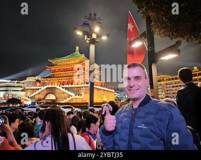 Fuzhou. 20 ottobre 2024. James Wood posa per una foto a Xi'an, capitale della provincia di Shaanxi nel nord-ovest della Cina nel novembre 2023. PER ANDARE CON "Feature: From Fear to Love, an Australian Teacher's journey of Discovery in China" crediti: Xinhua/Alamy Live News Foto Stock