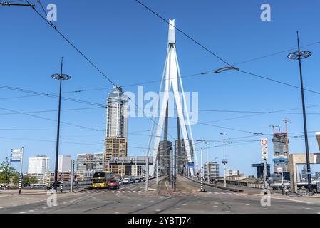 Rotterdam, Paesi Bassi, 8 maggio 2022: Attraversamento di persone e veicoli sul ponte Erasmusbrug sul fiume nuova Mosa. Giorno di sole di primavera Foto Stock