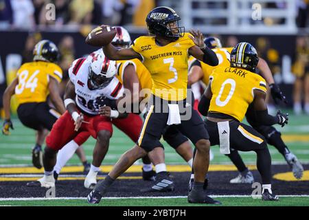 19 ottobre 2024: Il quarterback dei Southern Miss Golden Eagles Ethan Crawford (3) passa durante una partita di football tra gli Arkansas State Red Wolves e le Southern Miss Golden Eagles al M.M. Roberts Stadium di Hattiesburg, Mississippi. Bobby McDuffie/CSM Foto Stock