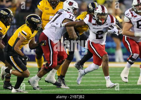 19 ottobre 2024: Il running back Ja'Quez Cross (2) dell'Arkansas State Red Wolves corre per un primo down durante una partita di football tra gli Arkansas State Red Wolves e le Southern Miss Golden Eagles al M.M. Roberts Stadium di Hattiesburg, Mississippi. Bobby McDuffie/CSM Foto Stock