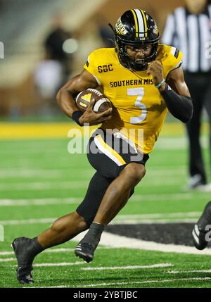 19 ottobre 2024: Il quarterback della Southern Miss Golden Eagles Ethan Crawford (3) trova un'apertura per raccogliere un po' di yard durante una partita di football universitario tra gli Arkansas State Red Wolves e le Southern Miss Golden Eagles al M.M. Roberts Stadium di Hattiesburg, Mississippi. Bobby McDuffie/CSM Foto Stock