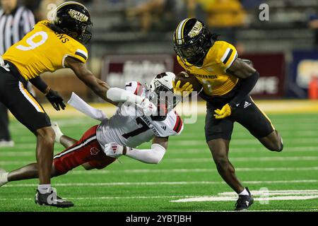 19 ottobre 2024: Il wide receiver di South Miss Golden Eagles Tiaquelin Mims (1) esegue la palla durante una partita di football tra gli Arkansas State Red Wolves e le Southern Miss Golden Eagles al M.M. Roberts Stadium di Hattiesburg, Mississippi. Bobby McDuffie/CSM Foto Stock