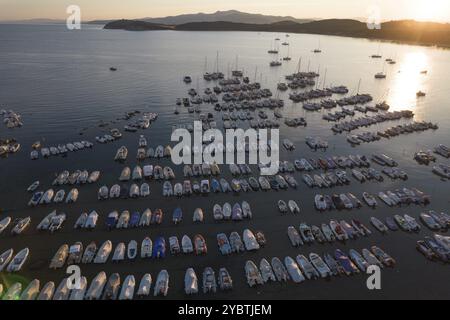 Documentazione fotografica del piccolo porto nel Golfo di Baratti Toscana Italia alla prima luce dell'alba Foto Stock