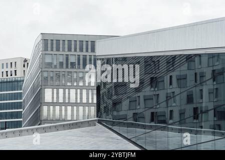 Oslo, Norvegia, 11 agosto 2019: Vista esterna del Teatro dell'Opera di Oslo. Edificio nuovo e moderno progettato dagli architetti Snohetta. E' il Teatro Nazionale Foto Stock