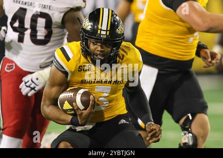 19 ottobre 2024: Il quarterback Ethan Crawford (3) della Southern Miss Golden Eagles porta un breve guadagno durante una partita di football tra gli Arkansas State Red Wolves e le Southern Miss Golden Eagles al M.M. Roberts Stadium di Hattiesburg, Mississippi. Bobby McDuffie/CSM Foto Stock