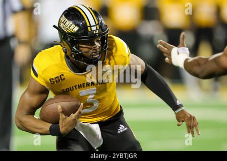 19 ottobre 2024: Il quarterback Ethan Crawford (3) della Southern Miss Golden Eagles sul quarterback Keep durante una partita di football tra gli Arkansas State Red Wolves e le Southern Miss Golden Eagles al M.M. Roberts Stadium di Hattiesburg, Mississippi. Bobby McDuffie/CSM Foto Stock