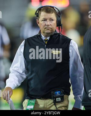 19 ottobre 2024: Il capo-allenatore di Southern Miss Golden Eagles Will Hall si addentra nell'huddle durante una partita di football tra gli Arkansas State Red Wolves e le Southern Miss Golden Eagles al M.M. Roberts Stadium di Hattiesburg, Mississippi. Bobby McDuffie/CSM Foto Stock