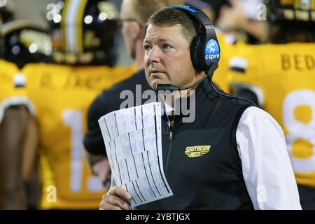 19 ottobre 2024: Il capo-allenatore di Southern Miss Golden Eagles Will Hall discute la strategia con il suo staff sulle cuffie durante una partita di football tra gli Arkansas State Red Wolves e le Southern Miss Golden Eagles al M.M. Roberts Stadium di Hattiesburg, Mississippi. Bobby McDuffie/CSM Foto Stock