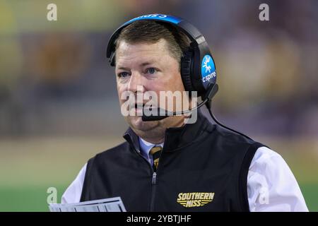 19 ottobre 2024: Il capo-allenatore di Southern Miss Golden Eagles Will Hall guarda da bordo campo durante una partita di football tra gli Arkansas State Red Wolves e le Southern Miss Golden Eagles al M.M. Roberts Stadium di Hattiesburg, Mississippi. Bobby McDuffie/CSM Foto Stock