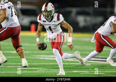 19 ottobre 2024: Il quarterback dei Red Wolves dell'Arkansas State Red Wolves Jaylen Raynor (1) trova spazio per le corse intorno alla fine durante una partita di football tra gli Arkansas State Red Wolves e le Southern Miss Golden Eagles al M.M. Roberts Stadium di Hattiesburg, Mississippi. Bobby McDuffie/CSM Foto Stock