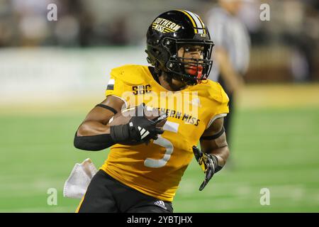 19 ottobre 2024: Il running back di Southern Miss Golden Eagles Kenyon Clay (5) corre la palla durante una partita di football tra gli Arkansas State Red Wolves e le Southern Miss Golden Eagles al M.M. Roberts Stadium di Hattiesburg, Mississippi. Bobby McDuffie/CSM Foto Stock