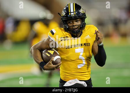 19 ottobre 2024: Il quarterback Ethan Crawford (3) della Southern Miss Golden Eagles mantiene la sua posizione intorno alla fine durante una partita di football tra gli Arkansas State Red Wolves e le Southern Miss Golden Eagles al M.M. Roberts Stadium di Hattiesburg, Mississippi. Bobby McDuffie/CSM Foto Stock