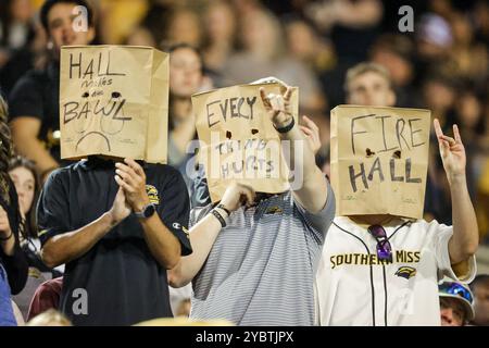 19 ottobre 2024: Southern Miss Students lascia che i loro sentimenti siano conosciuti sul capo-allenatore Will Hall durante una partita di football tra gli Arkansas State Red Wolves e le Southern Miss Golden Eagles al M.M. Roberts Stadium di Hattiesburg, Mississippi. Bobby McDuffie/CSM Foto Stock