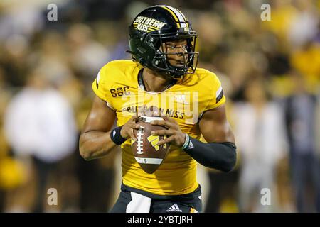 19 ottobre 2024: Il quarterback della Southern Miss Golden Eagles Ethan Crawford (3) cerca i ricevitori aperti durante una partita di football tra gli Arkansas State Red Wolves e le Southern Miss Golden Eagles al M.M. Roberts Stadium di Hattiesburg, Mississippi. Bobby McDuffie/CSM Foto Stock