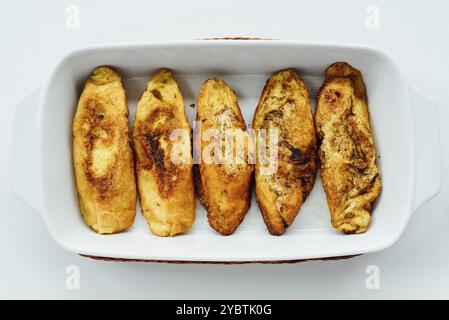 Torrijas, tipici toast spagnoli dolci fritti di pane affettato imbevuto di uova e latte su vassoio isolato su sfondo bianco. Dessert tradizionale per Len Foto Stock