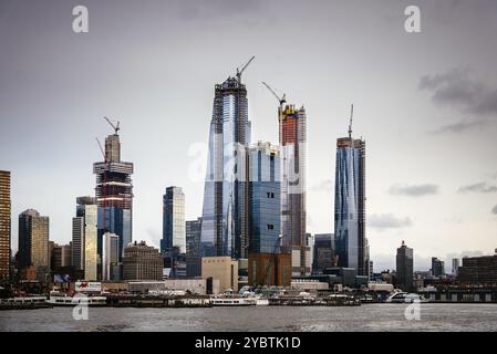 New York City, USA, 23 giugno 2018: Grattacieli in costruzione nell'area di Hudson Yards nel West Side di Manhattan, Nord America Foto Stock