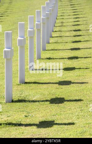 Vista delle croci bianche nel cimitero di guerra di Firenze Foto Stock