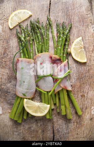 Secondo corso di pesce spada e asparagi piatto di lato Foto Stock