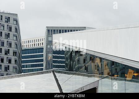 Oslo, Norvegia, 10 agosto 2019: Vista esterna del Teatro dell'Opera di Oslo. Edificio nuovo e moderno progettato dagli architetti Snohetta. E' il Teatro Nazionale Foto Stock