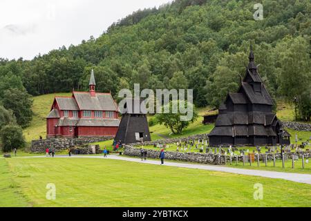 BORGUND, NORVEGIA - 13 AGOSTO 2016: La chiesa di Borgund (stavkyrkje) e la nuova chiesa rossa (Borgund nye kyrkje) in Norvegia con turisti Foto Stock