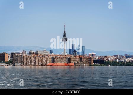 Effetti devastanti di un'ipotetica inondazione d'acqua a Madrid a causa degli effetti del riscaldamento globale. Concetto di cambiamento climatico Foto Stock