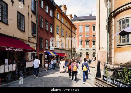 Stoccolma, Svezia, 8 agosto 2019: Vista della strada affollata di Gamla Stan, la città vecchia, è uno dei centri medievali più grandi e meglio conservati Foto Stock