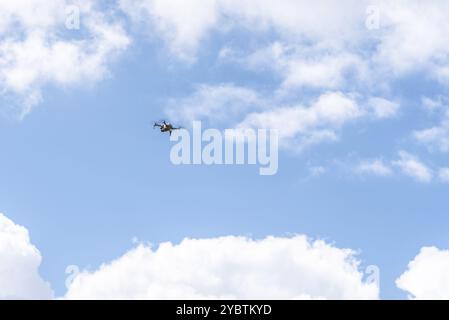 Ajo, Spagna, 06.09.2020, primo piano di un Drone Quadcopter DJI Mavic Mini. Drone che vola sopra le rocce. Il drone più piccolo lanciato dalla compagnia DJI i Foto Stock