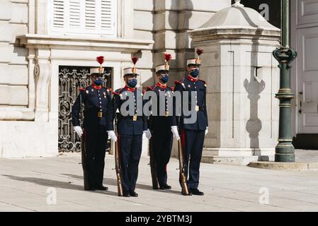 Madrid, Spagna, 2 luglio 2021: Cambio della guardia nel Palazzo reale di Madrid. Soldati in formazione durante il cambio della guardia al cancello principale del Ro Foto Stock