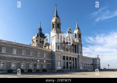 Splendida vista sulla Cattedrale di la Almudena a Madrid cielo blu luminoso Foto Stock