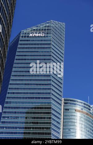 Madrid, Spagna, 7 febbraio 2021: Vista ad angolo basso del grattacielo KPMG nel distretto finanziario di Cuatro Torres. Concetto di economia e finanza, Europa Foto Stock