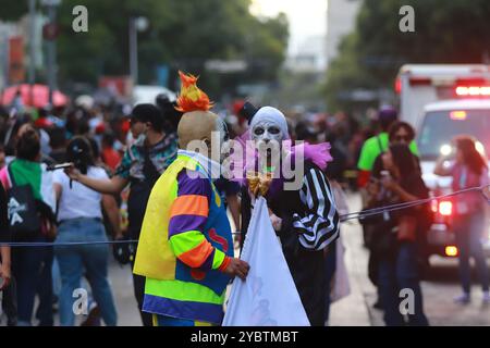 Città del Messico, Messico. 19 ottobre 2024. Persone travestite a partecipare all'annuale Zombie Walk 2024 MX, dal Monumento alla Rivoluzione alla piazza principale di Zocalo a città del Messico. Il 19 ottobre 2024 a città del Messico, Messico. (Foto di Carlos Santiago/ credito: Eyepix Group/Alamy Live News Foto Stock