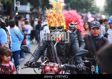 Città del Messico, Messico. 19 ottobre 2024. Una persona travestita che partecipa all'annuale Zombie Walk 2024 MX, dal Monumento alla Rivoluzione alla piazza principale di Zocalo a città del Messico. Il 19 ottobre 2024 a città del Messico, Messico. (Foto di Carlos Santiago/ credito: Eyepix Group/Alamy Live News Foto Stock