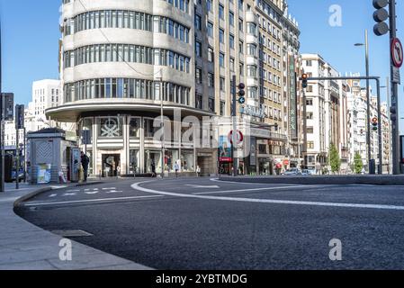 Madrid, Spagna, 3 ottobre 2020: Linea taxi e autobus in Gran via Avenue e Piazza Callao nel centro di Madrid, Europa Foto Stock