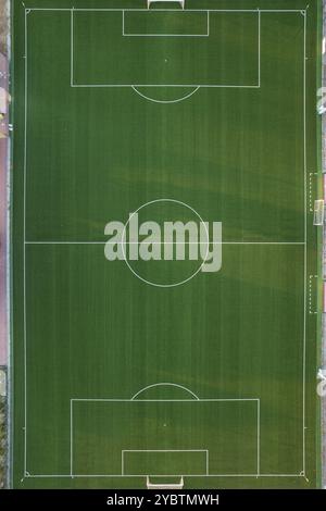 Documentazione fotografica aerea di un campo da calcio verde vuoto Foto Stock