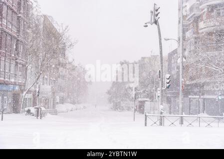Madrid, Spagna, 9 gennaio 2021: Vista di una puzza di neve coperta durante le forti nevicate. Tempesta Filomena a Madrid. Lopez de Hoyos Street, Europa Foto Stock