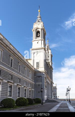 Splendida vista sulla Cattedrale di la Almudena a Madrid cielo blu luminoso Foto Stock