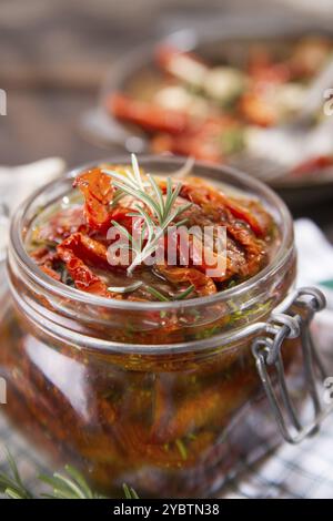 Pomodori secchi con olio d'oliva, rosmarino e aglio Foto Stock