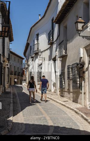 Chinchon, Spagna, 26 giugno 2021: Narrow Street in Historic Centre of the Village, Europe Foto Stock