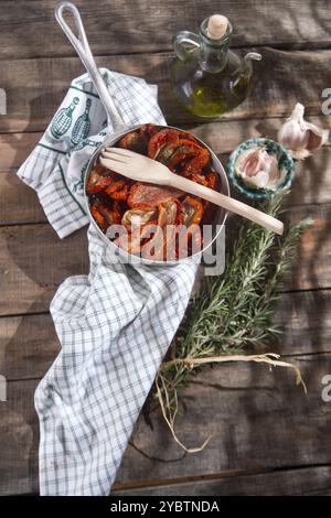 Porzione di presentazione di pomodori secchi con rosmarino in piccoli scolapasta Foto Stock