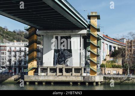 Bilbao, Spagna, 13 febbraio 2022: Ponte di la Salve oltre al Museo Guggenheim, Europa Foto Stock