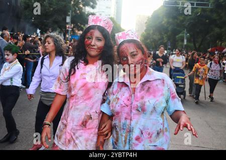 Città del Messico, Messico. 19 ottobre 2024. Persone travestite a partecipare all'annuale Zombie Walk 2024 MX, dal Monumento alla Rivoluzione alla piazza principale di Zocalo a città del Messico. Il 19 ottobre 2024 a città del Messico, Messico. (Credit Image: © Carlos Santiago/eyepix via ZUMA Press Wire) SOLO PER USO EDITORIALE! Non per USO commerciale! Crediti: ZUMA Press, Inc./Alamy Live News Foto Stock