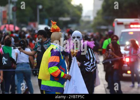 Città del Messico, Messico. 19 ottobre 2024. Persone travestite a partecipare all'annuale Zombie Walk 2024 MX, dal Monumento alla Rivoluzione alla piazza principale di Zocalo a città del Messico. Il 19 ottobre 2024 a città del Messico, Messico. (Credit Image: © Carlos Santiago/eyepix via ZUMA Press Wire) SOLO PER USO EDITORIALE! Non per USO commerciale! Crediti: ZUMA Press, Inc./Alamy Live News Foto Stock