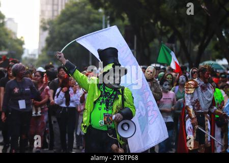 Città del Messico, Messico. 19 ottobre 2024. Persone travestite a partecipare all'annuale Zombie Walk 2024 MX, dal Monumento alla Rivoluzione alla piazza principale di Zocalo a città del Messico. Il 19 ottobre 2024 a città del Messico, Messico. (Credit Image: © Carlos Santiago/eyepix via ZUMA Press Wire) SOLO PER USO EDITORIALE! Non per USO commerciale! Crediti: ZUMA Press, Inc./Alamy Live News Foto Stock