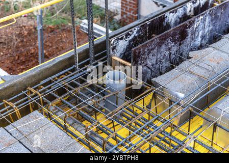 Particolare di soletta di cemento armato con blocchi di calcestruzzo leggero sotto costruzione Foto Stock