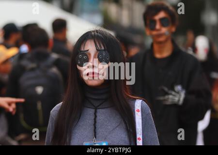 Città del Messico, Messico. 19 ottobre 2024. Una persona travestita che partecipa all'annuale Zombie Walk 2024 MX, dal Monumento alla Rivoluzione alla piazza principale di Zocalo a città del Messico. Il 19 ottobre 2024 a città del Messico, Messico. (Foto di Carlos Santiago/ Eyepix Group/Sipa USA). Crediti: SIPA USA/Alamy Live News Foto Stock