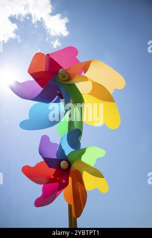 Foto sparare di alcuni multicolore pinwheels gettati nel cielo blu Foto Stock