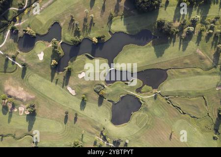 Documentazione fotografica aerea di un campo verde per giocare a golf Foto Stock