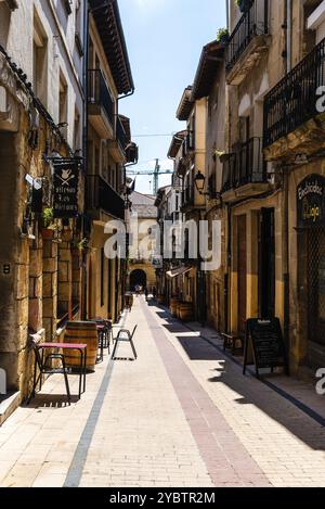 Haro, Spagna, 6 agosto 2020: Strada pedonale con bar e ristoranti nel borgo medievale di Haro, Europa Foto Stock