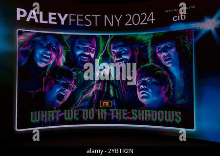 New York, Stati Uniti. 19 ottobre 2024. L'atmosfera alla proiezione di "What We Do in the Shadows" durante il PaleyFest 2024 al Paley Museum di New York, USA, il 19 ottobre 2024. (Foto di Thenews2/NurPhoto) crediti: NurPhoto SRL/Alamy Live News Foto Stock